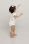 Kortermet body med broderi anglaise 