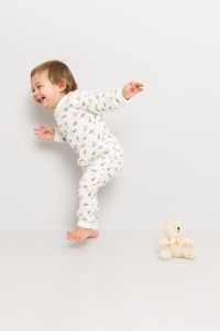 Pyjamas med søtt mønster og volang på skulder Offwhite
