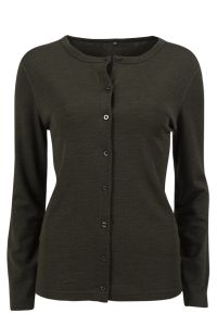 Super cardigan i 80% merinoull med knapper i samme farge. mosegrønn