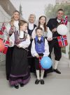 Norsk Festdrakt festdrakt med skjorte, belte og lenke i metall rosa-sort.