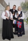 Norsk Festdrakt festdrakt med skjorte, belte og lenke i metall rosa-sort.