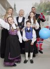 Norsk Festdrakt til gutt med skjorte blå.
