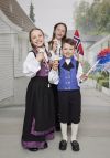 Norsk Festdrakt til gutt med skjorte blå.